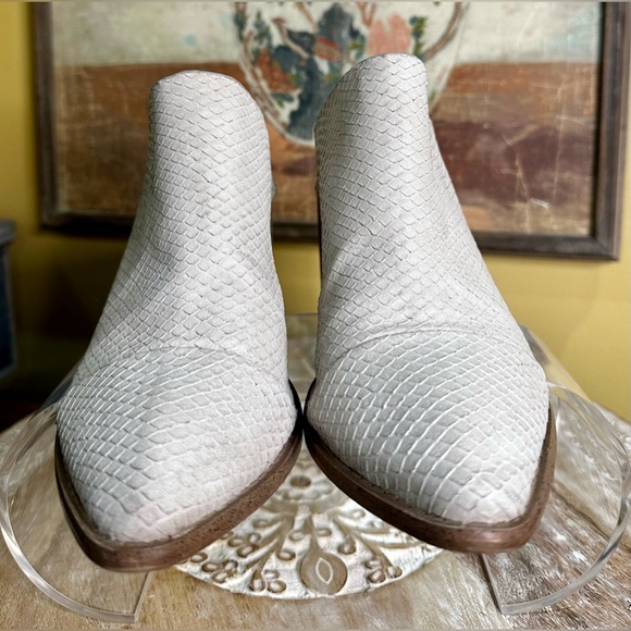 EUC Report “Tosh” Snakeskin Embossed Mule in Sand Size 7.5 - Picture 8 of 12